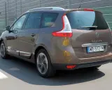 Brązowy Renault Scenic 3 jedzie autostradą.