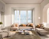 Un salon blanc et beige cocooning, avec des canapés confortables, un tapis doux et une vue imprenable sur un lac.