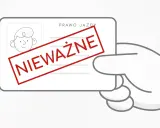 Dłoń trzyma prawo jazdy z rysunkiem twarzy i napisem "NIEWAŻNE". To symbol sytuacji, kiedy zabierają prawo jazdy.