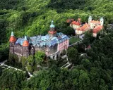 Malownicze zamki hotele w Polsce, otoczone bujną zielenią, zapraszają do magicznego świata historii i luksusu.