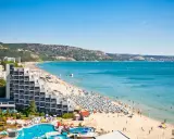 Słoneczny złoty brzeg Bułgaria tętni życiem. Tłumy plażowiczów, hotele i turkusowe morze tworzą wakacyjny krajobraz.