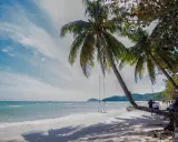 Rajska plaża na wyspie Phu Quoc z palmami, huśtawką i turkusowym morzem. Idealne miejsce na relaks.