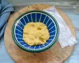 Frischer quiche teig in einer blauen Schüssel, bereit für die Zubereitung einer herzhaften Quiche.