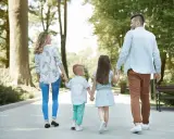 Familia paseando por un parque, ideal para saber qué hacer en León con niños y disfrutar del aire libre.