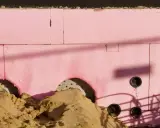 Aislamiento rosa con agujeros para tuberías y montones de arena. Se aprecian sombras y orientaciones cte.