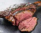Saftige Hirschkeule, perfekt gegrillt. Die Kerntemperatur ist ideal für ein zartes, rosa Fleisch.