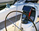Timone, bussola e GPS su una barca a vela. Il timoniere, chi guida la barca, si affida a questi strumenti per la navigazione.