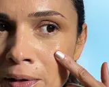 Demostración de cómo maquillar los ojos a partir de los 50 años, resaltando la mirada con técnicas sencillas.