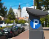 Parquímetro con símbolo de estacionamiento. La etiqueta eco paga zona azul para aparcar en la ciudad.