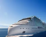 Una nave MSC in crociera, un'esperienza msc romantica in mare aperto sotto un cielo azzurro.