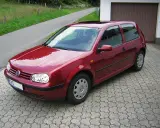 Czerwony Golf 4 zaparkowany na podjeździe. Warto sprawdzić bezpieczniki, jeśli coś nie działa.