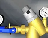 Manomètre et réducteur de pression pour la pression d'eau maison. Le réglage est sur 3 bars.