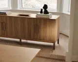 Ett vackert sidobord i trä med böcker och skulpturer på. Perfekt för att styla ditt hem.