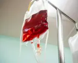 Kroplówka z magnezem, czerwony płyn w worku dożylnym, gotowy do podania.
