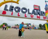 Familia en la entrada de LEGOLAND Billund, un destino ideal entre las ciudades europeas para ir con niños.