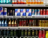 Półki sklepowe uginają się od napojów energetycznych: Red Bull, Burn, Monster. To świetne merchandising przykłady.