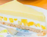 Pyszny sernik mango z kawałkami owoców i kremową warstwą na kruchym spodzie.