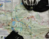 Mapa Kaszubska Marszruta z kaskiem i rękawicami rowerowymi, gotowa na wyprawę po malowniczych trasach.