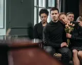 Jak ubrać się na zimowy pogrzeb? Elegancja i ciepło w trudnych chwilach