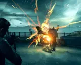 Jack Joyce walczy z wrogiem w wybuchu energii. Spolszczenie Quantum Break zapewnia immersję w tę akcję.