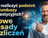 Mężczyzna wskazuje na dokument podatkowy, objaśniając nowe zasady rozliczania dochodu z funduszy inwestycyjnych.