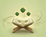Ein aufgeschlagenes Buch auf einem Holzständer, umgeben von leuchtenden arabischen Schriftzeichen, die an Yasin Suresi 58 Ayet erinnern.