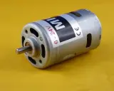 Kleiner bürsten elektromotor mit 6-24V, bereit für neue Projekte.