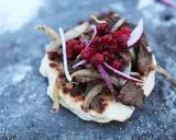En smak av samisk mat: tunnbröd med renkött, stekt lök och lingon.
