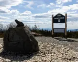 Kamienna żaba na Skrzycznem, jednym z najwyższych beskid śląski szczyty. Tablica informacyjna i ławka zapraszają do podziwiania panoramy.
