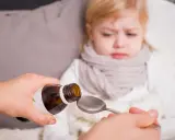 Chore dziecko nie chce syropu? Zobacz, jak podać dziecku syrop gdy nie chce, gdy jest chore i potrzebuje leczenia.