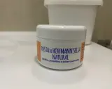Barattolo di pasta di Hoffmann Sella Natural, lenitiva e protettiva, ideale per la cura della pelle degli anziani.