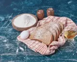Ingrédients pour une brioche moelleuse : farine, œuf, miel et pain tranché. Quelle farine pour brioche ?