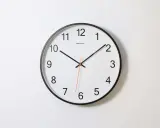 Zegar ścienny pokazuje, że jest 12 p.m. która to godzina. Czas na obiad!