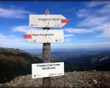 Droga na Kopę Kondracką. Znaki wskazują kierunek i czas dojścia. Widok na Tatry.