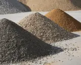 Montones de áridos para hormigón en España. Arena, grava y piedra, ingredientes clave para una tabla dosificación hormigón perfecta.