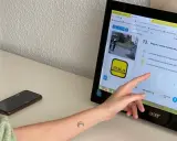 Persona estudiando para el examen teórico de conducir, resolviendo preguntas sobre multas y delitos. Averigua cuántos fallos se pueden tener en el examen teórico de conducir.