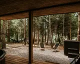 Relaks w lesie: hamak, leżaki i balia czekają na gości aloha camp.