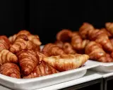 Pyszne rogaliki na śniadanie w hotelu garni. Złociste, chrupiące wypieki kuszą swoim aromatem.
