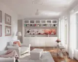 Ein helles Wohnzimmer mit weißem Sofa, Sessel, Bücherregal und Kirschblüten-Kunstwerk. Modernes **interior design** mit viel Licht.