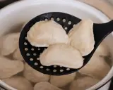 Gotowanie mrożonych pierogów: wyjęte z wrzątku na cedzaku, gotowe do podania.
