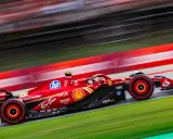 Ein roter Formel 1 Rennwagen rast über die Strecke. Perfekt für Formel 1 Free TV Fans, die Action live erleben wollen.