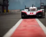 Der Porsche 919 Hybrid Evo mit Startnummer 1 steht bereit für die Rennstrecke.