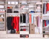 Come organizzare l'armadio con poco spazio: abiti, scarpe, borse e accessori ordinati su ripiani e appendiabiti.