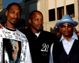Snoop Dogg, Day Day i Nate Dogg, którego śmierć wstrząsnęła światem muzyki, pozują do zdjęcia.
