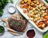 Skivad flankstek i ugn med rostade rotfrukter och en mustig sås. En härlig middag!