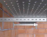Sistema de fijación para estanterías metálicas en pared de ladrillo, con taco químico y soportes robustos.