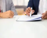 Śmierć pracownika: Jak rozliczyć wynagrodzenie i odprawę pośmiertną?