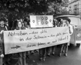 Frauen demonstrieren für das Recht auf Abtreibung. Die Botschaft "Abtreiben – das gibts in der Schweiz – das gibts kaum, darum fahren wir nach Holland!" zeigt eine frühe Welle des Feminismus.