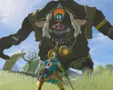 Link z gry Zelda Breath of the Wild staje naprzeciw gigantycznego Guardian'a na tle błękitnego nieba.