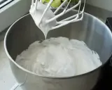 Ubita masa z mascarpone i białek, gotowa do przygotowania pysznego ciasta bez pieczenia.